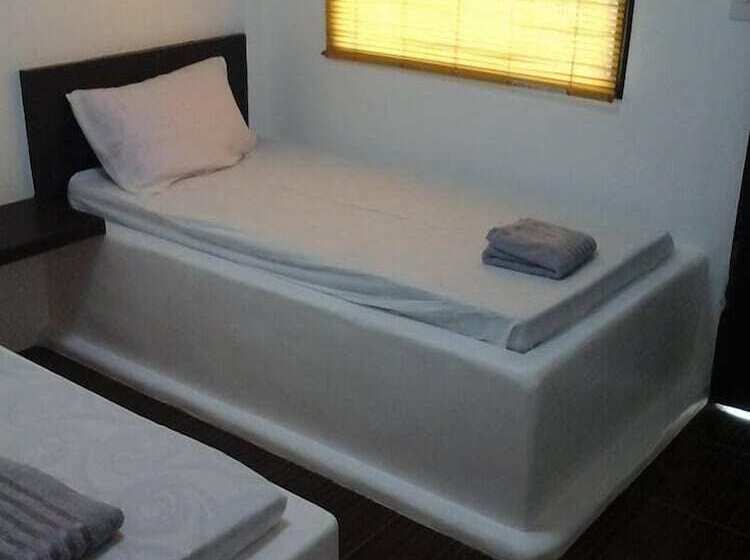 Отель Lola S Lodge