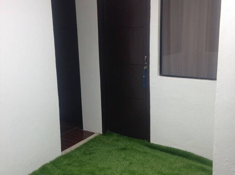 Отель Lola S Lodge