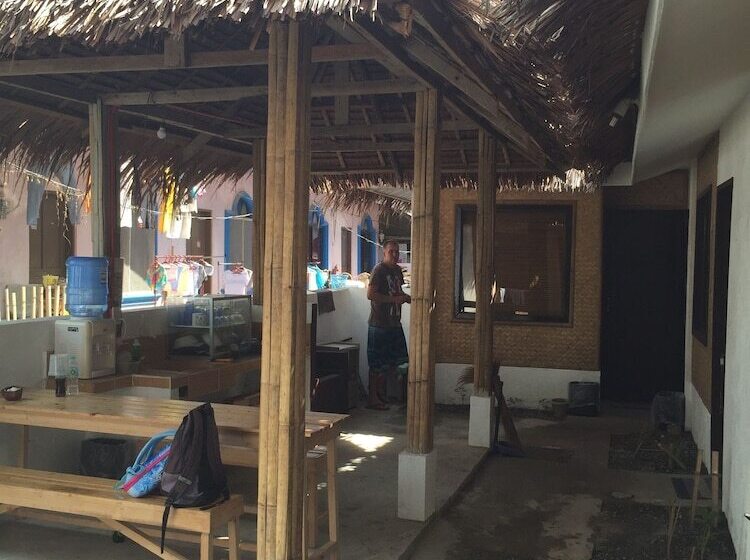 Отель Lola S Lodge