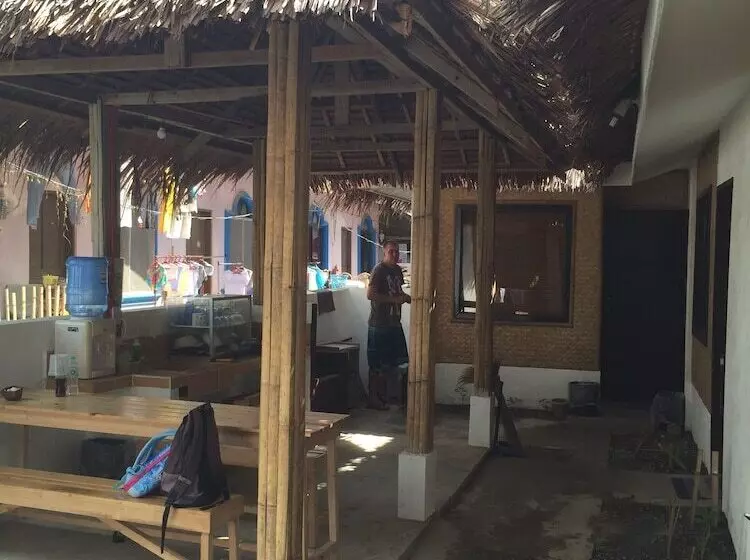 هتل Lola S Lodge