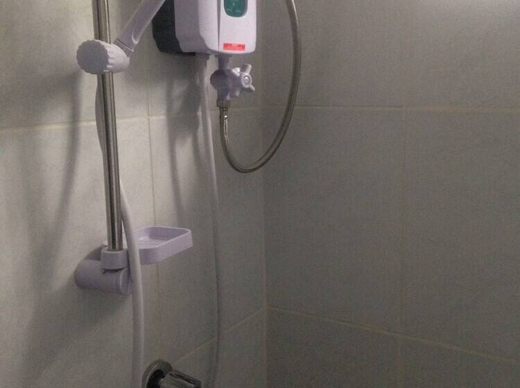 Отель Lola S Lodge