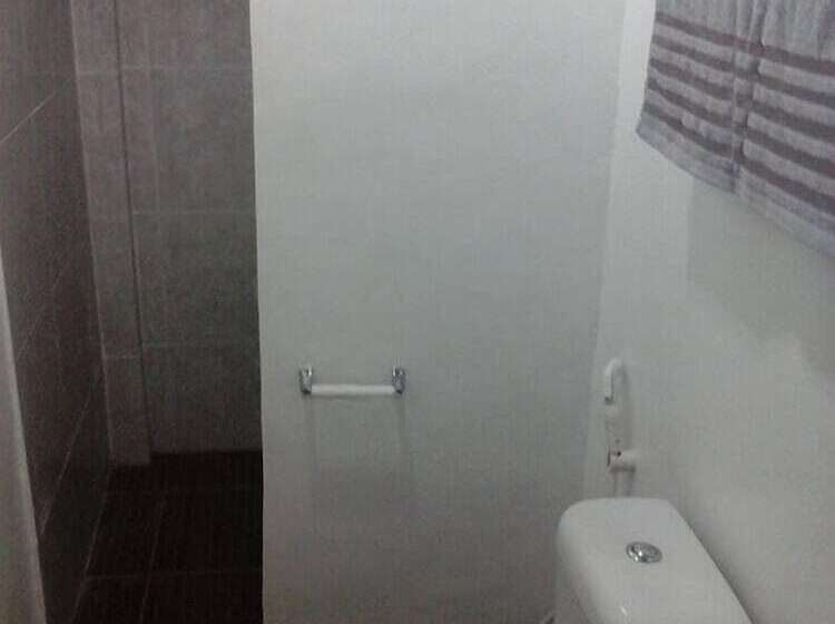 Отель Lola S Lodge