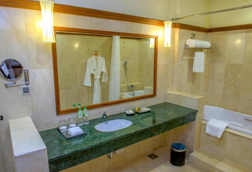 هتل The  Royal Ace