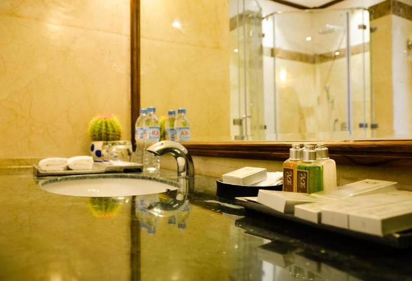 هتل The  Royal Ace