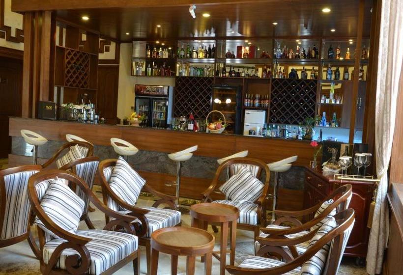 هتل The  Royal Ace