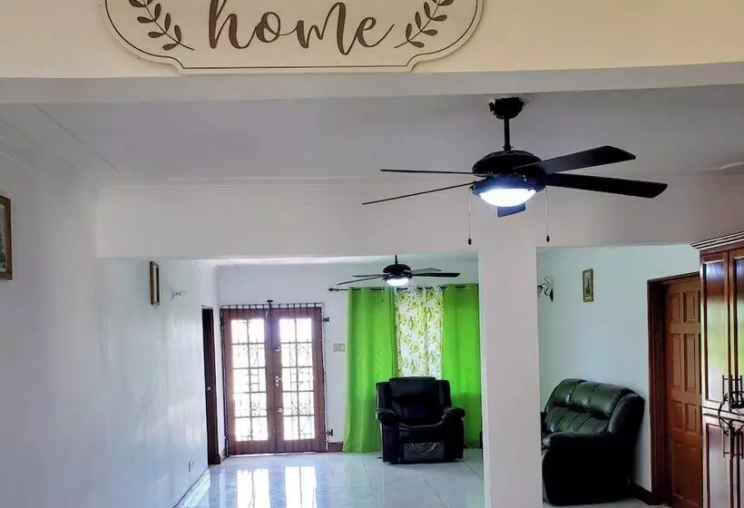 پانسیون Cozy Apartment Greenwood