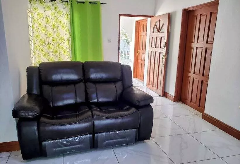 پانسیون Cozy Apartment Greenwood