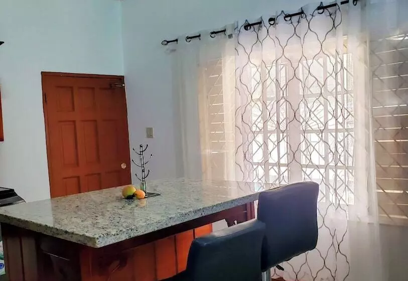 پانسیون Cozy Apartment Greenwood