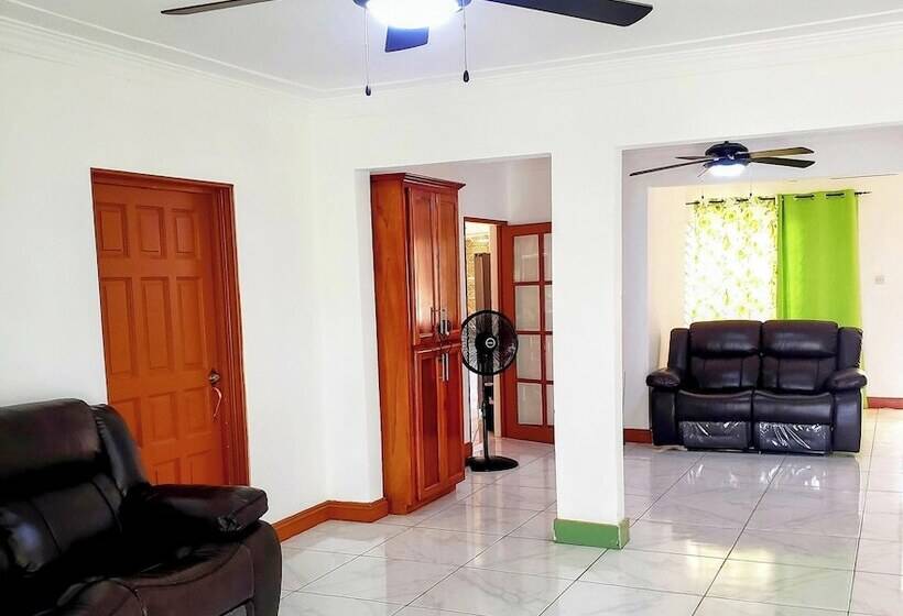 پانسیون Cozy Apartment Greenwood