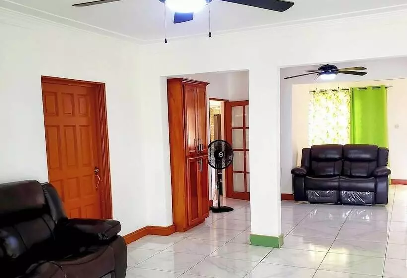 پانسیون Cozy Apartment Greenwood