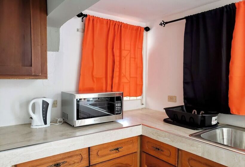 پانسیون Cozy Apartment Greenwood