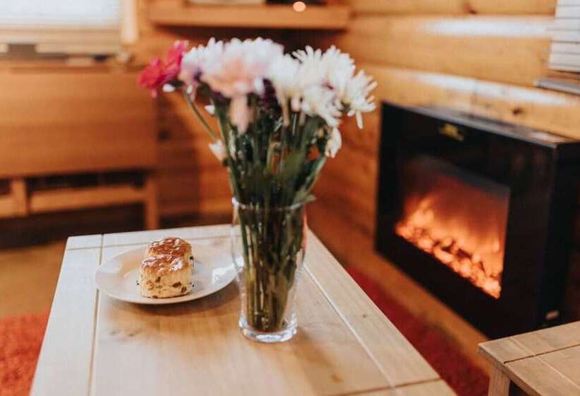 Rustic & Cozy 2 Bed Log Cabin Retreat