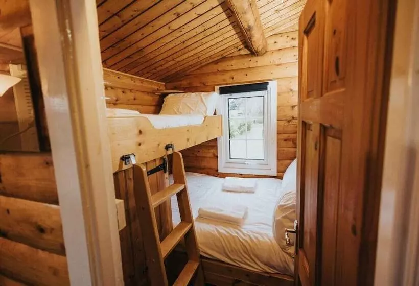 Rustic & Cozy 2 Bed Log Cabin Retreat