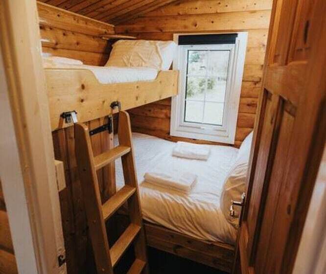 Rustic & Cozy 2 Bed Log Cabin Retreat