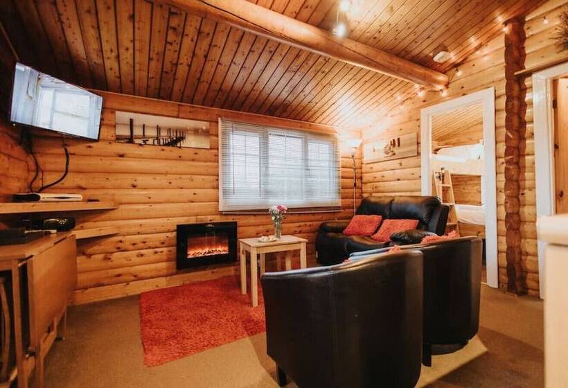 Rustic & Cozy 2 Bed Log Cabin Retreat
