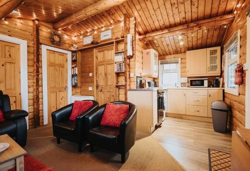 Rustic & Cozy 2 Bed Log Cabin Retreat
