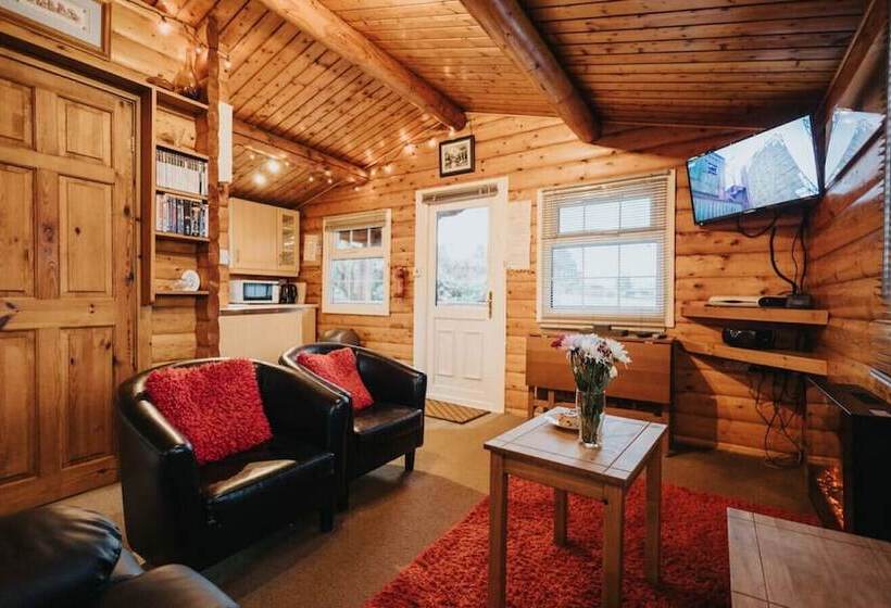 Rustic & Cozy 2 Bed Log Cabin Retreat