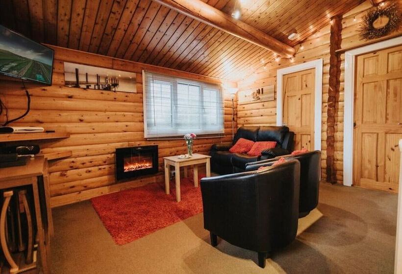 Rustic & Cozy 2 Bed Log Cabin Retreat