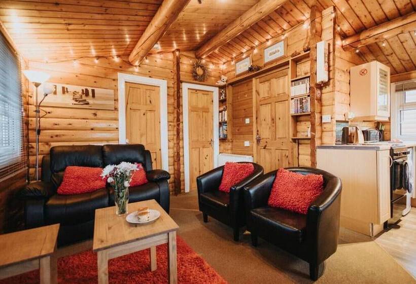 Rustic & Cozy 2 Bed Log Cabin Retreat
