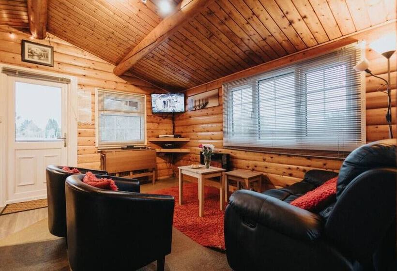 Rustic & Cozy 2 Bed Log Cabin Retreat