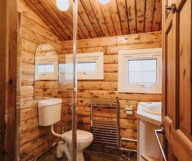 Rustic & Cozy 2 Bed Log Cabin Retreat