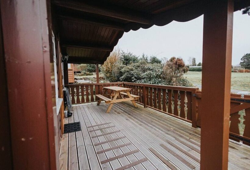 Rustic & Cozy 2 Bed Log Cabin Retreat