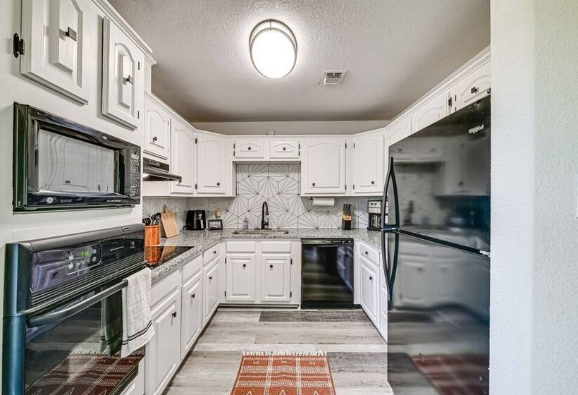 Bright Home W/ Fire Pit: Near Possum Kingdom Lake!