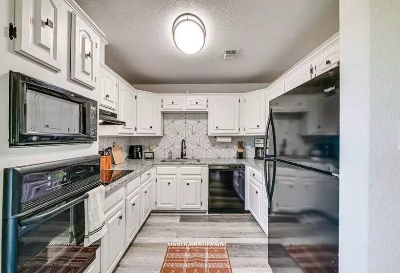 Bright Home W/ Fire Pit: Near Possum Kingdom Lake!