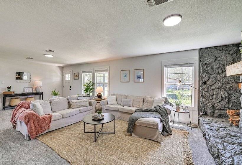 Bright Home W/ Fire Pit: Near Possum Kingdom Lake!