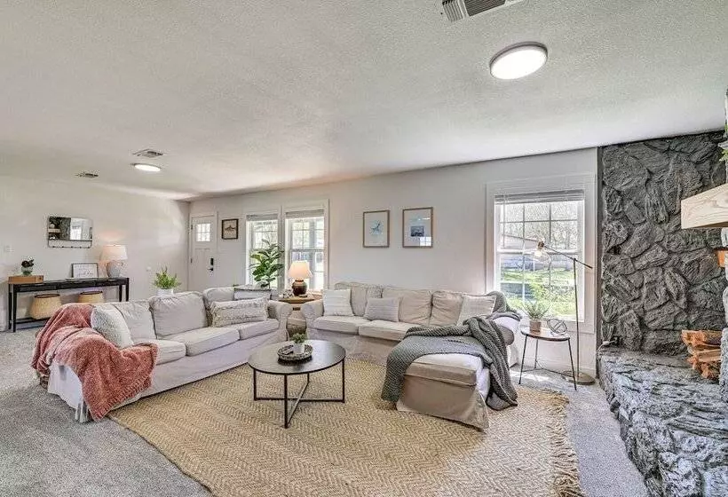 Bright Home W/ Fire Pit: Near Possum Kingdom Lake!