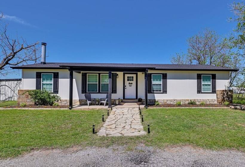 Bright Home W/ Fire Pit: Near Possum Kingdom Lake!