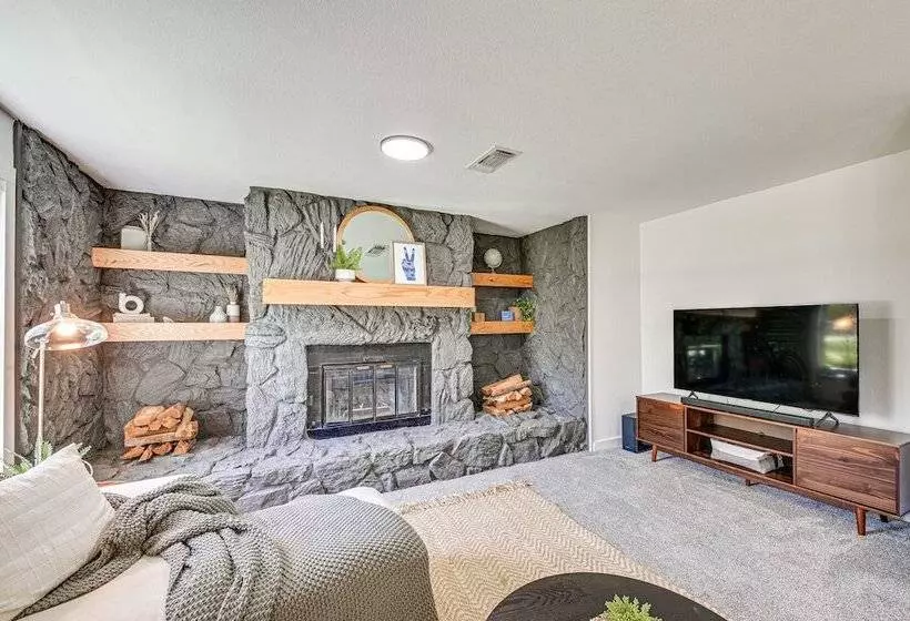 Bright Home W/ Fire Pit: Near Possum Kingdom Lake!