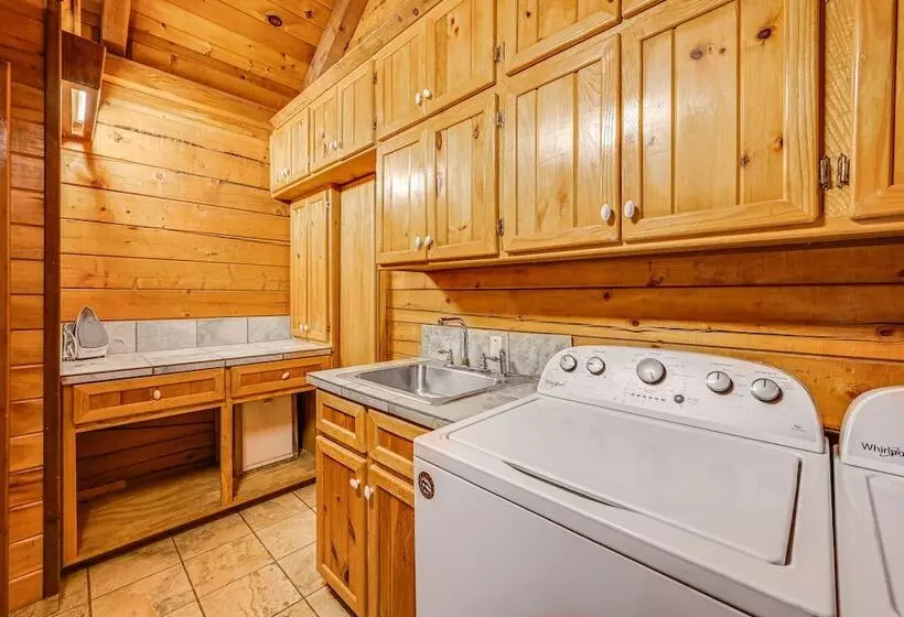 Broken Bow Cabin W/ Hot Tub & Fishing On Site!