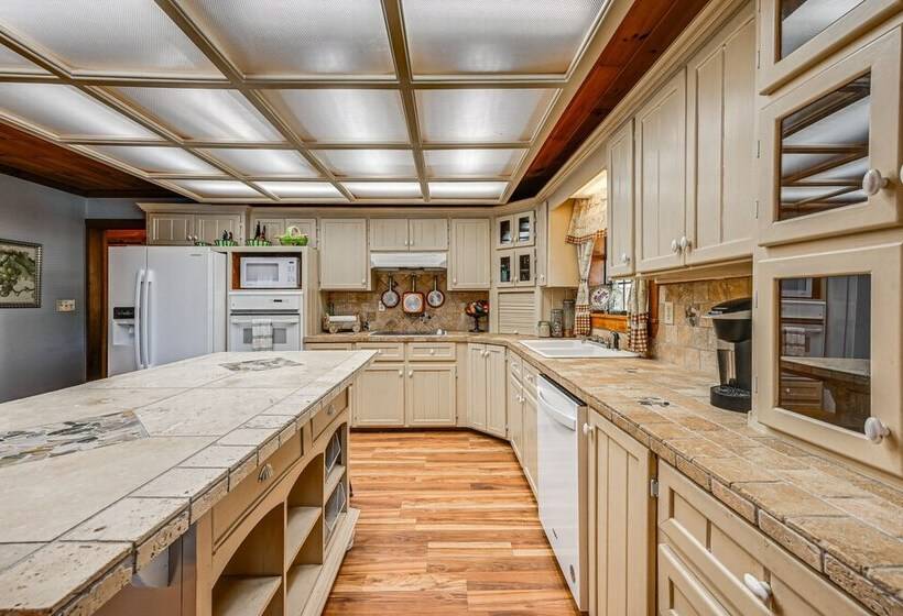 Broken Bow Cabin W/ Hot Tub & Fishing On Site!