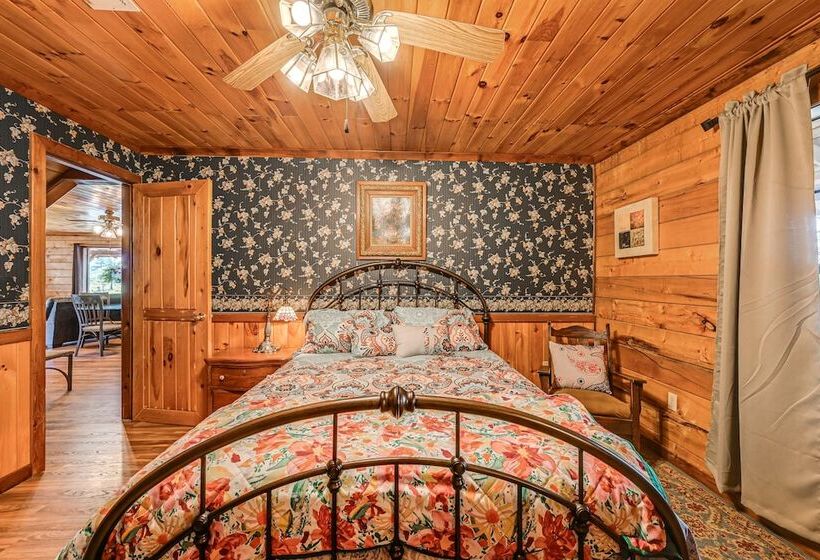 Broken Bow Cabin W/ Hot Tub & Fishing On Site!