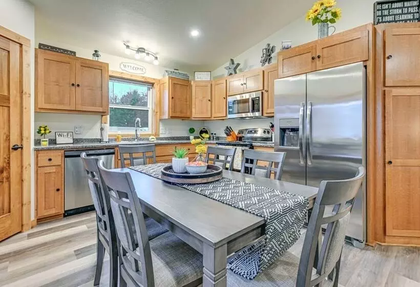 Castle Rock Lake Cabin: Water & Trail Access!