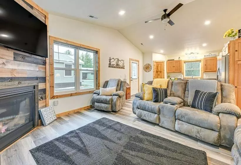 Castle Rock Lake Cabin: Water & Trail Access!