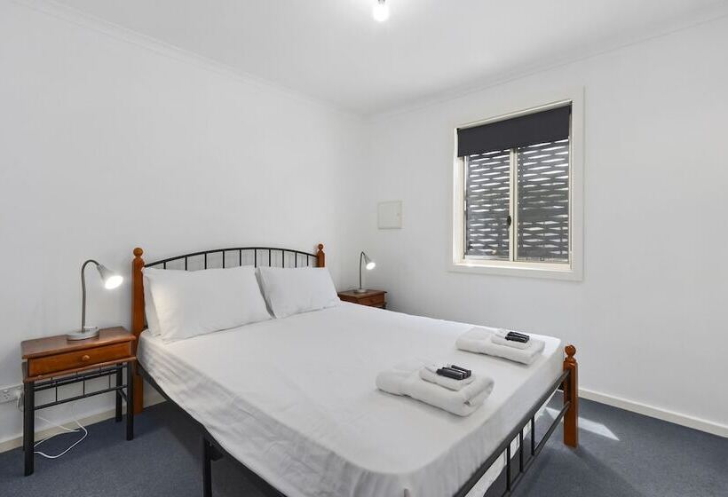 Costello Hotels   Moonta Bay Cabins