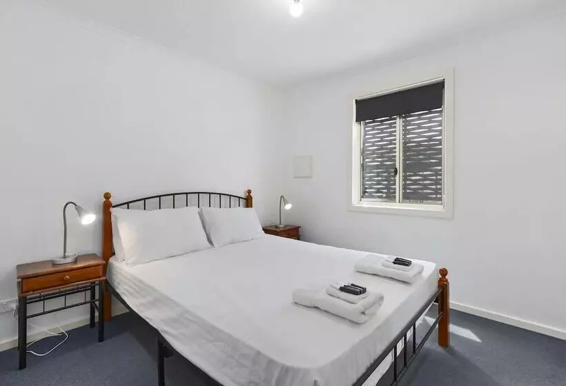 Costello Hotels   Moonta Bay Cabins