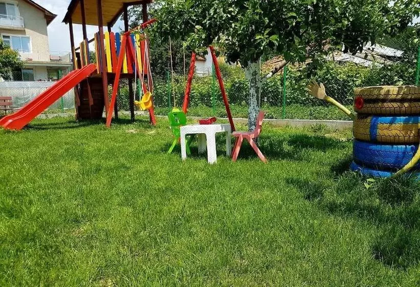 Hotelli Sharkov Family