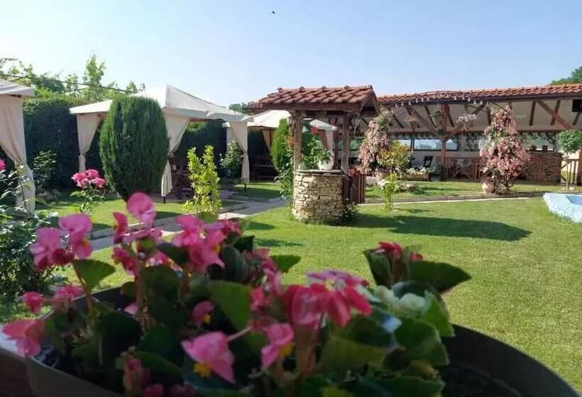 Hotelli Sharkov Family