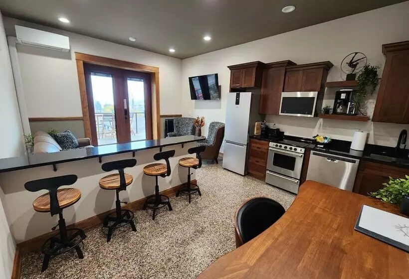 Hotelli The Lodge Luxury Suites