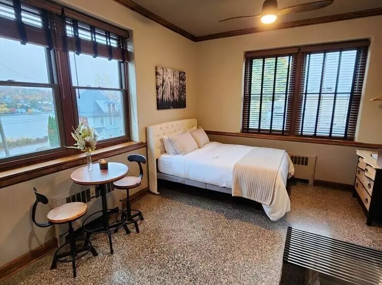 Hotelli The Lodge Luxury Suites