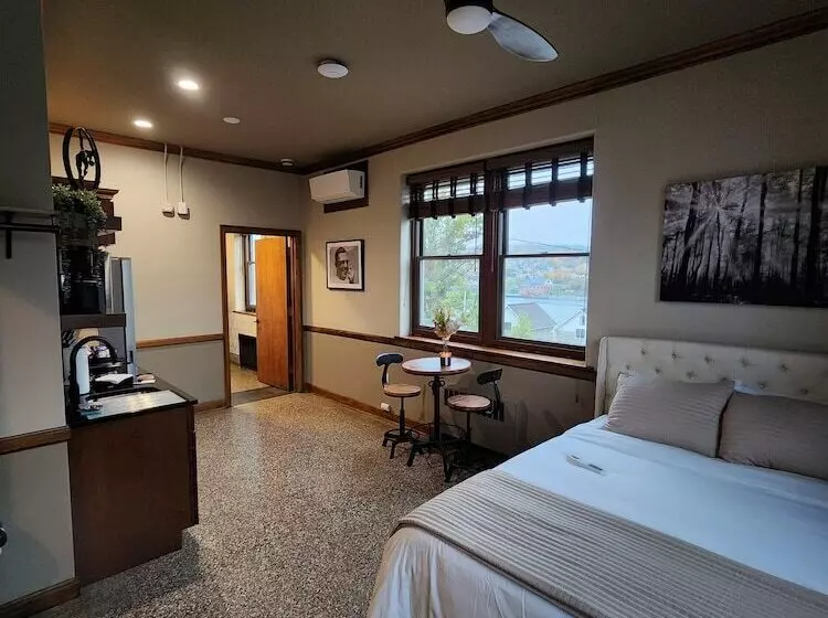 Hotelli The Lodge Luxury Suites