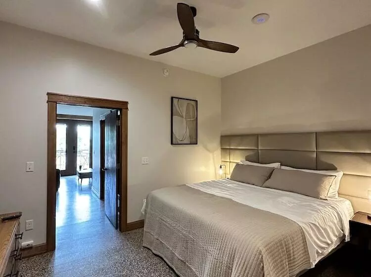 Hotelli The Lodge Luxury Suites