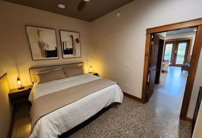 Hotelli The Lodge Luxury Suites