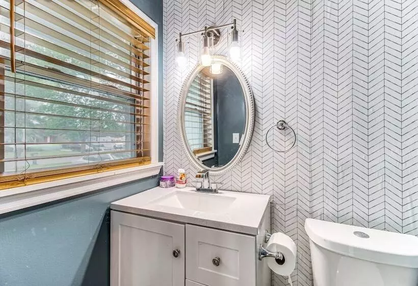 Inviting Savannah Home W/ Yard: 3 Mi To Downtown!