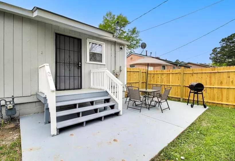 Inviting Savannah Home W/ Yard: 3 Mi To Downtown!