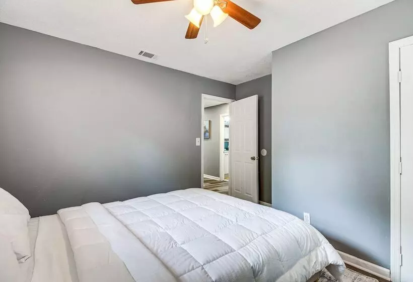 Inviting Savannah Home W/ Yard: 3 Mi To Downtown!
