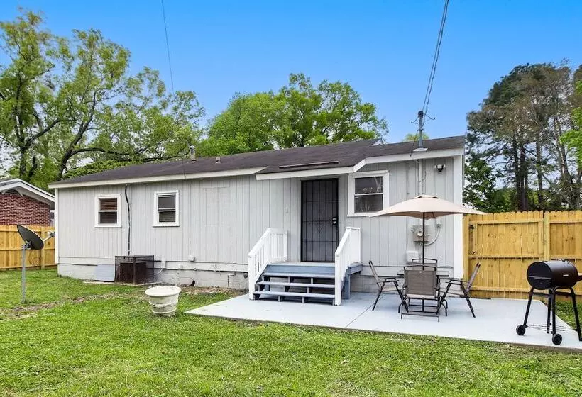 Inviting Savannah Home W/ Yard: 3 Mi To Downtown!
